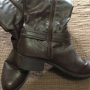 Boots Rampage Brown Size 8M